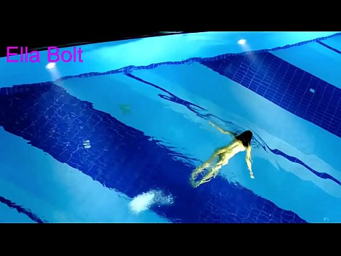 ❤️ Ich kann nicht aufhören zuzusehen, junge Blondine beim Nacktschwimmen im Pool des ELLA BOLT Resorts erwischt ️❌ Just porn bei uns